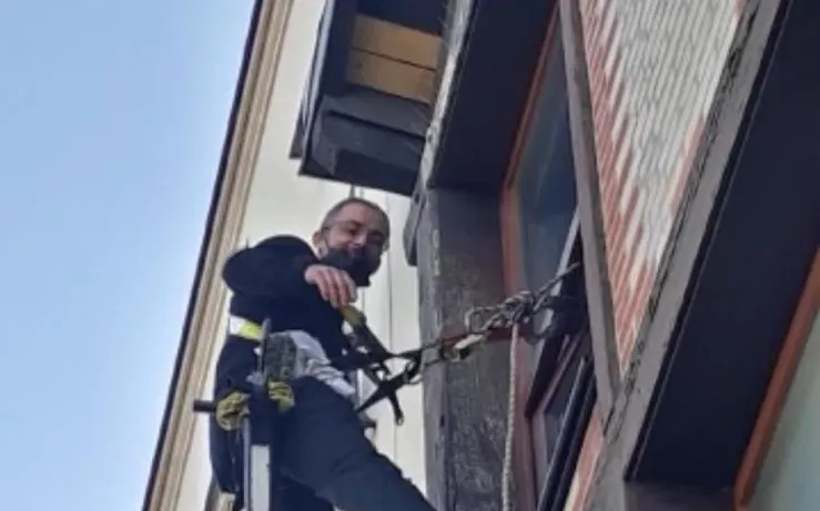 Cordiste ProClean-idf en intervention sur une façade