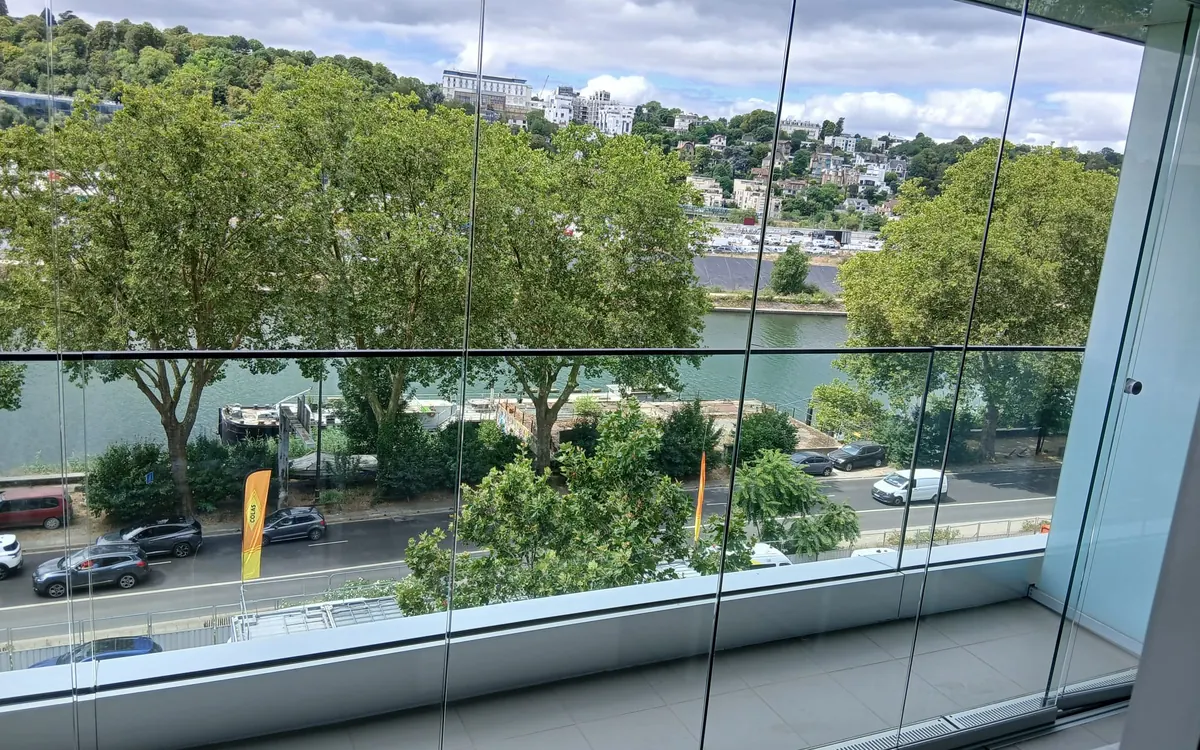 Façade vitrée d'un plateau de bureaux donnant sur la Seine, vitrage sans trace