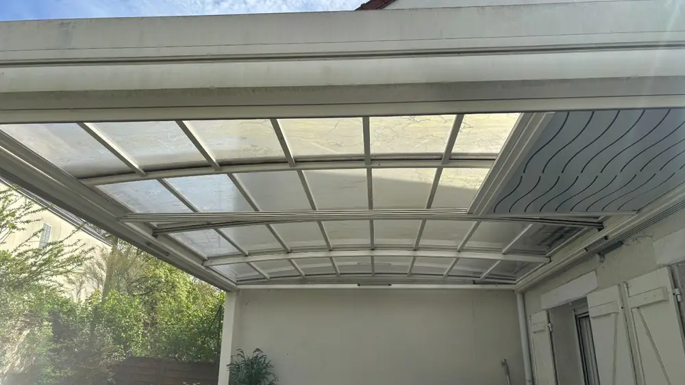 Toiture de carport en polycarbonate opacifiée