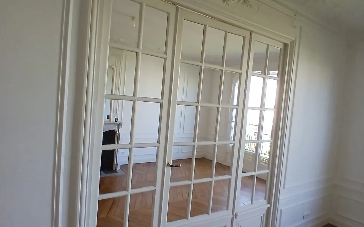 Portes vitrées d'un appartement haussmannien après nettoyage des verres et des petits bois