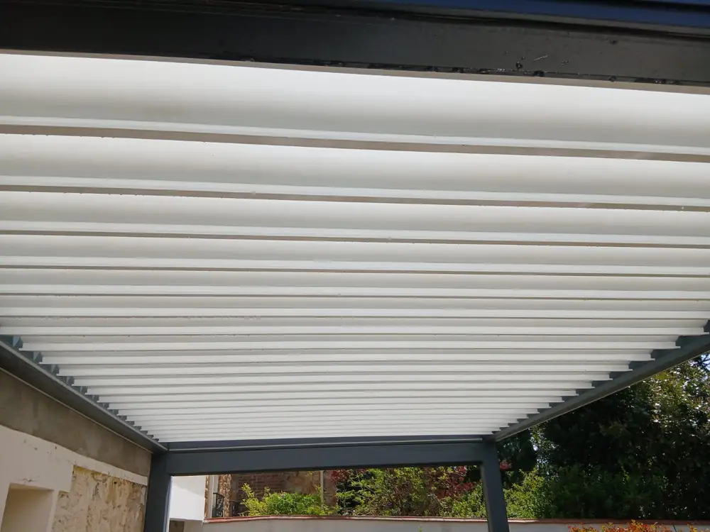Lames de pergola redevenues blanches et nettes