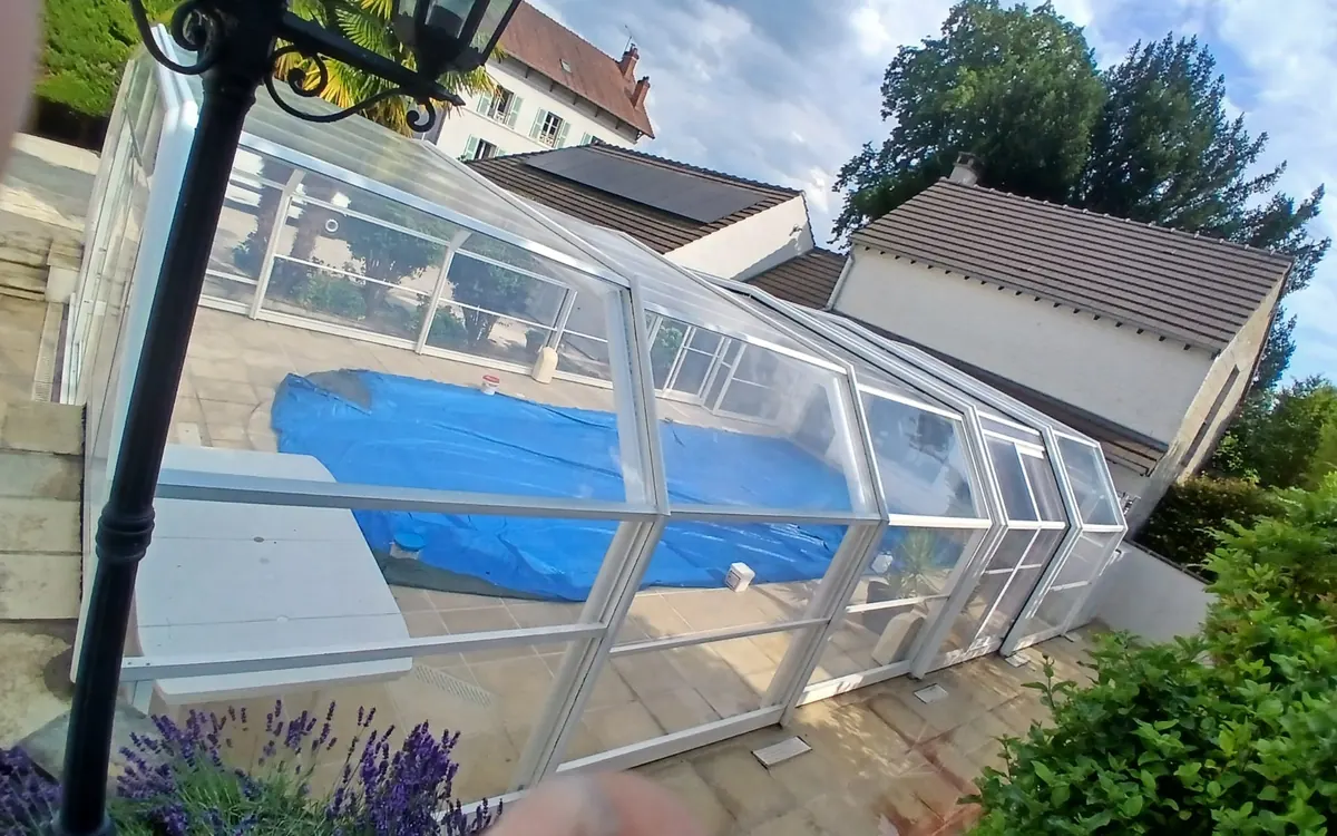 Abri de piscine vu de l'extérieur, vitrages et ossature nettoyés