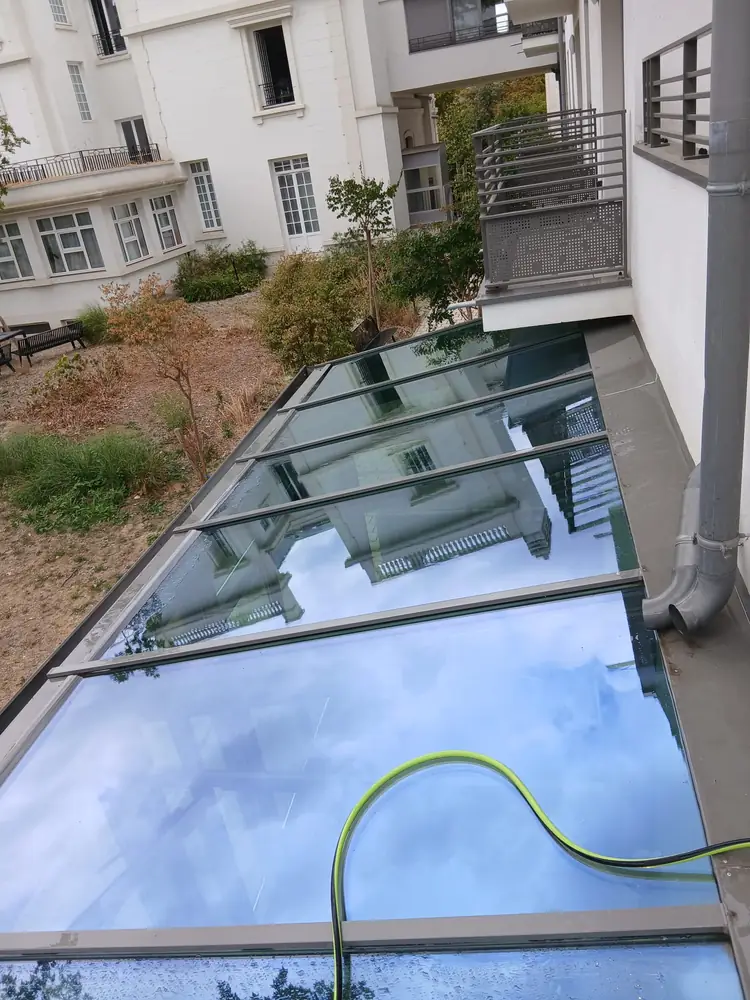 Verrière de résidence nettoyée, reflets nets des façades