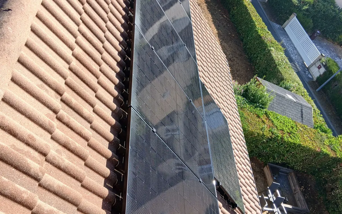 Les mêmes panneaux photovoltaïques après nettoyage à l'eau déminéralisée, surface uniforme et brillante