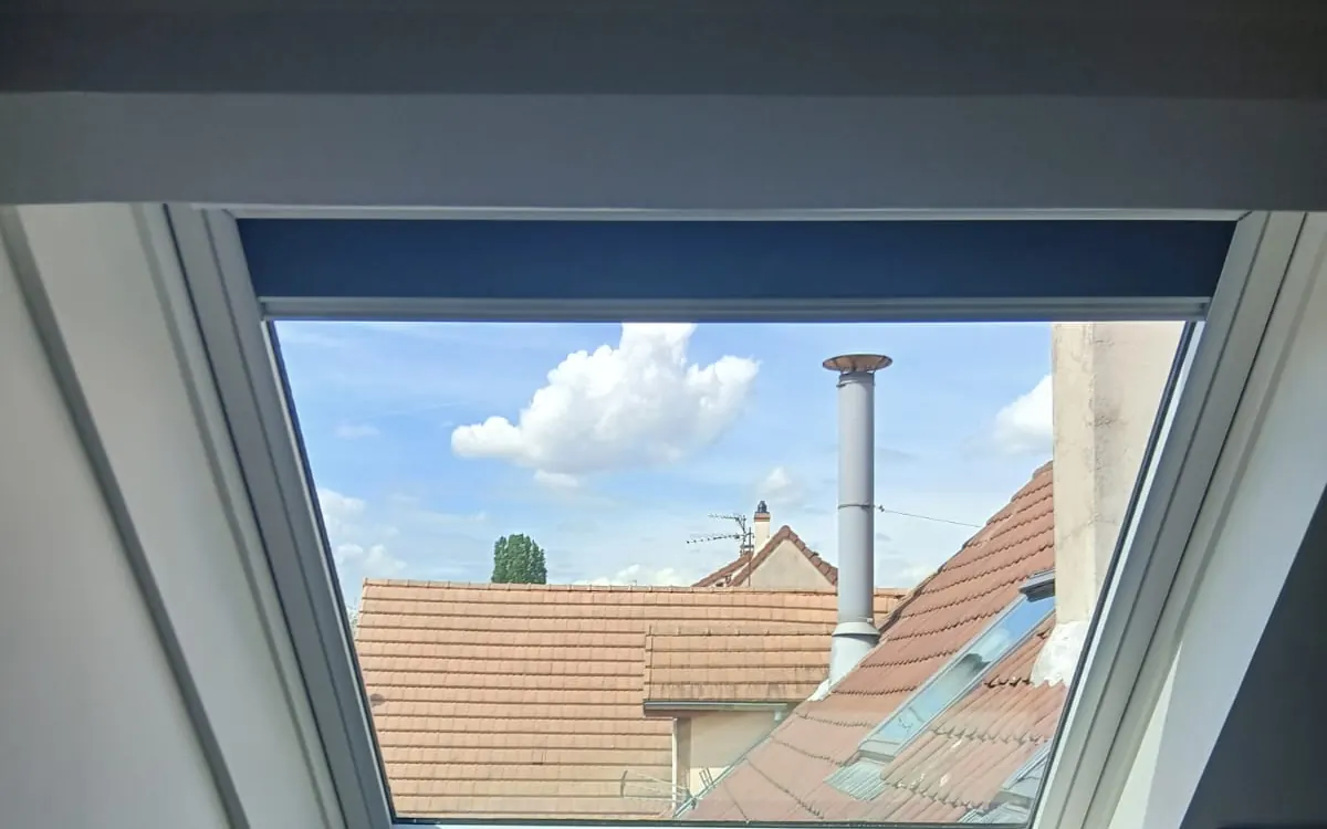 Grande fenêtre de toit nettoyée, ciel visible depuis la chambre