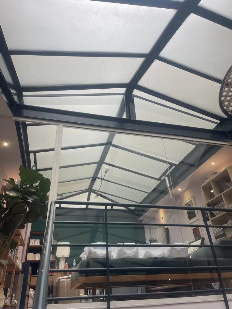 Façade vitrée d'un showroom après nettoyage